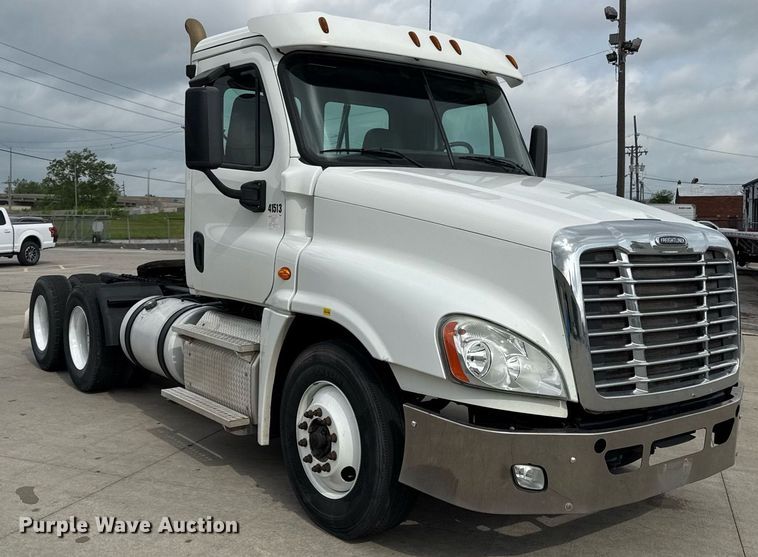 image for item DS4277 2016 Freightliner Cascadia semi truck