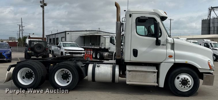 image for item DS4277 2016 Freightliner Cascadia semi truck