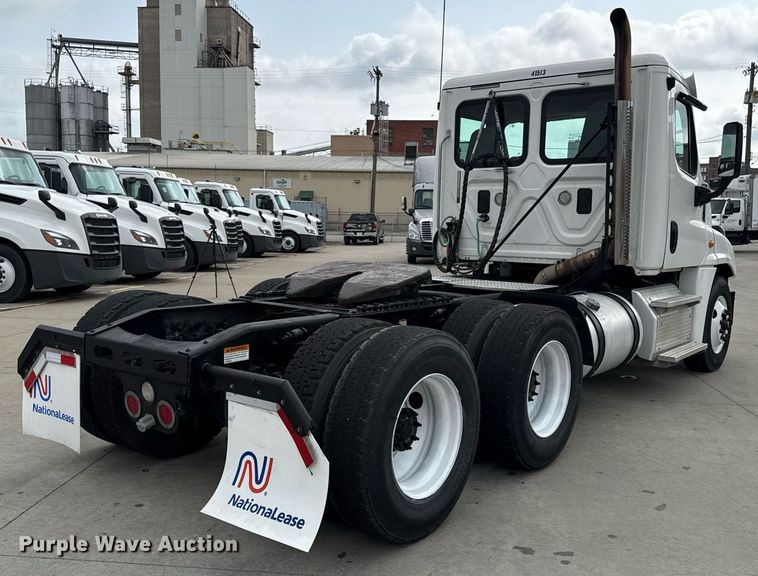 image for item DS4277 2016 Freightliner Cascadia semi truck