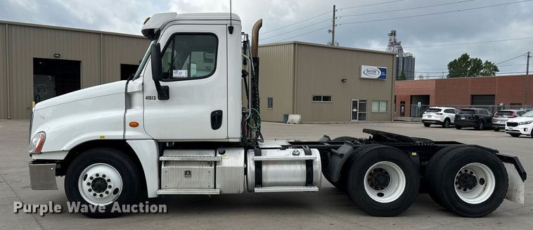 image for item DS4277 2016 Freightliner Cascadia semi truck