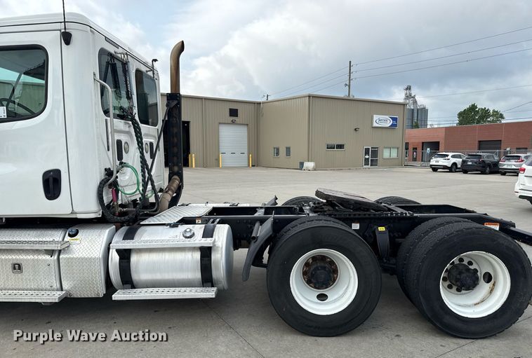 image for item DS4277 2016 Freightliner Cascadia semi truck