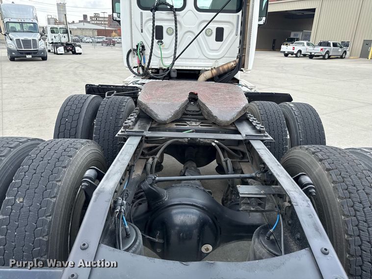 image for item DS4277 2016 Freightliner Cascadia semi truck