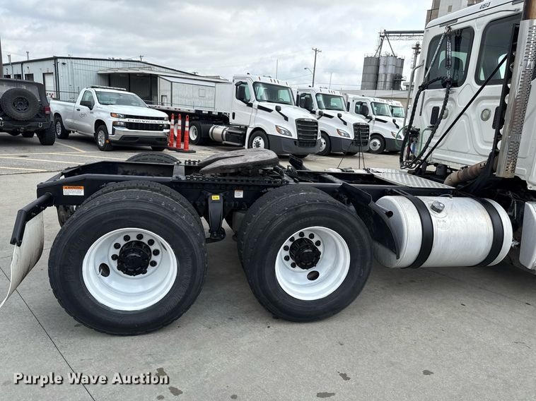 image for item DS4277 2016 Freightliner Cascadia semi truck