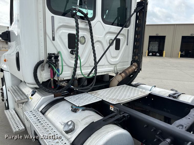 image for item DS4277 2016 Freightliner Cascadia semi truck