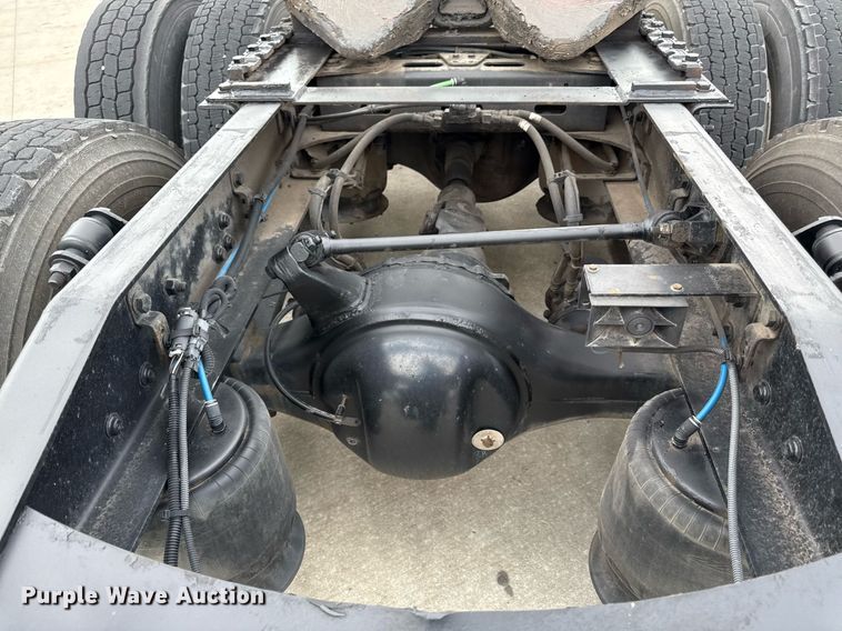 image for item DS4277 2016 Freightliner Cascadia semi truck