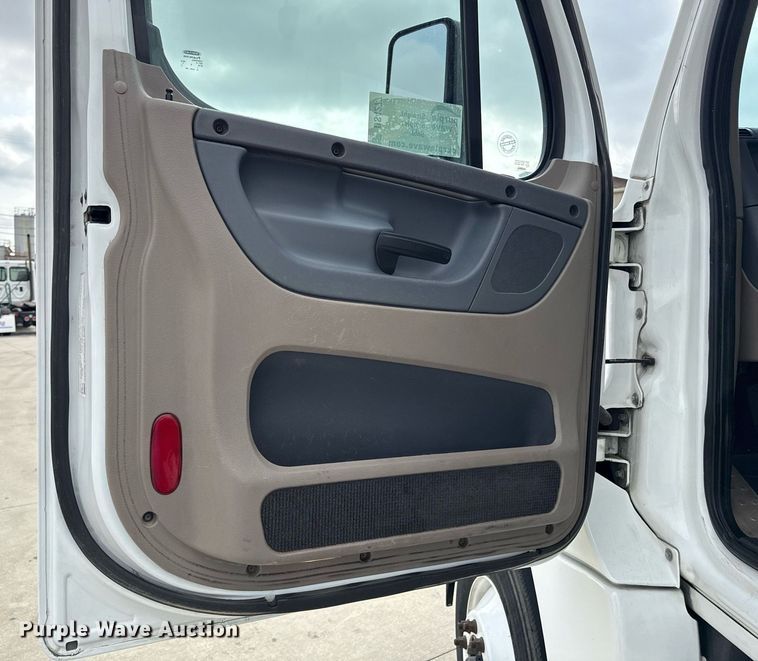 image for item DS4277 2016 Freightliner Cascadia semi truck