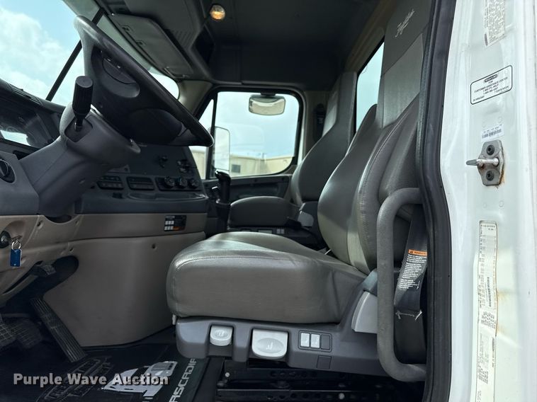 image for item DS4277 2016 Freightliner Cascadia semi truck