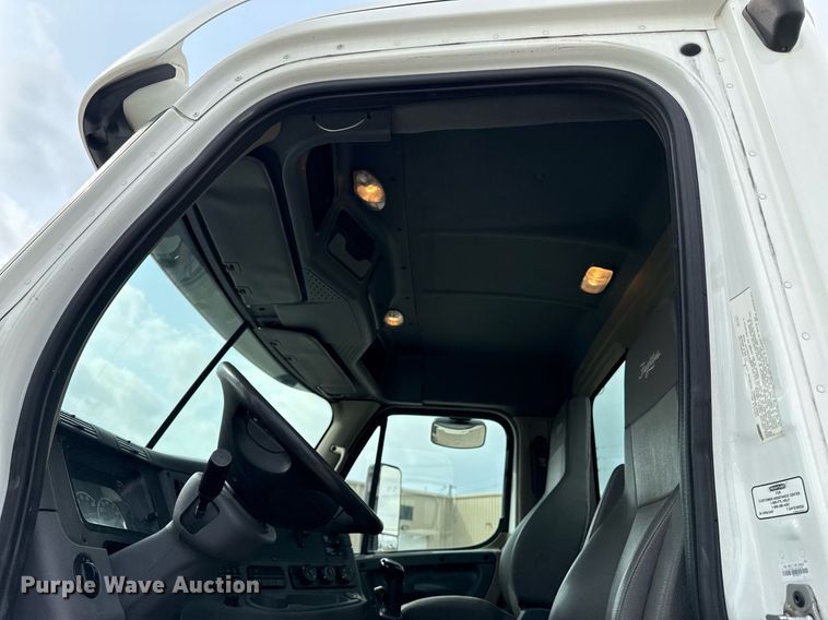 image for item DS4277 2016 Freightliner Cascadia semi truck