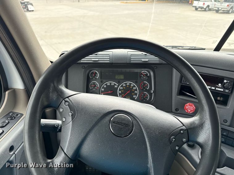 image for item DS4277 2016 Freightliner Cascadia semi truck