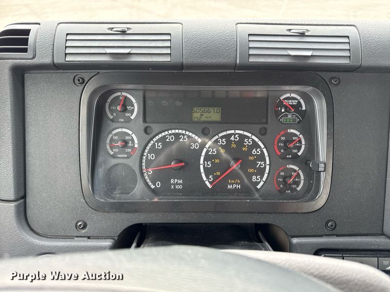 image for item DS4277 2016 Freightliner Cascadia semi truck