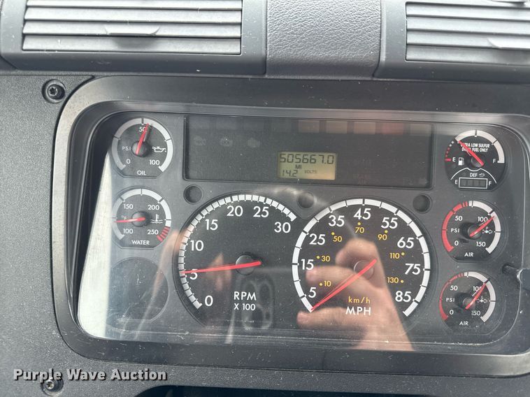 image for item DS4277 2016 Freightliner Cascadia semi truck