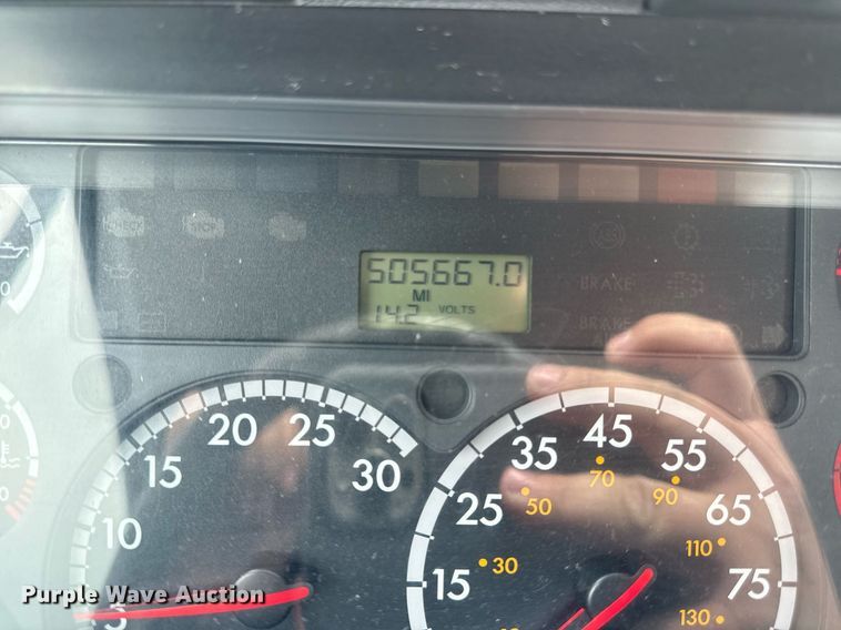 image for item DS4277 2016 Freightliner Cascadia semi truck