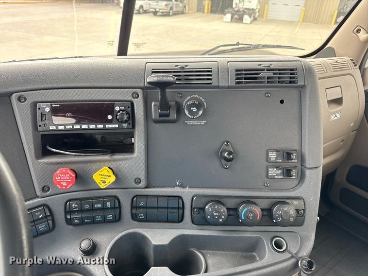 image for item DS4277 2016 Freightliner Cascadia semi truck