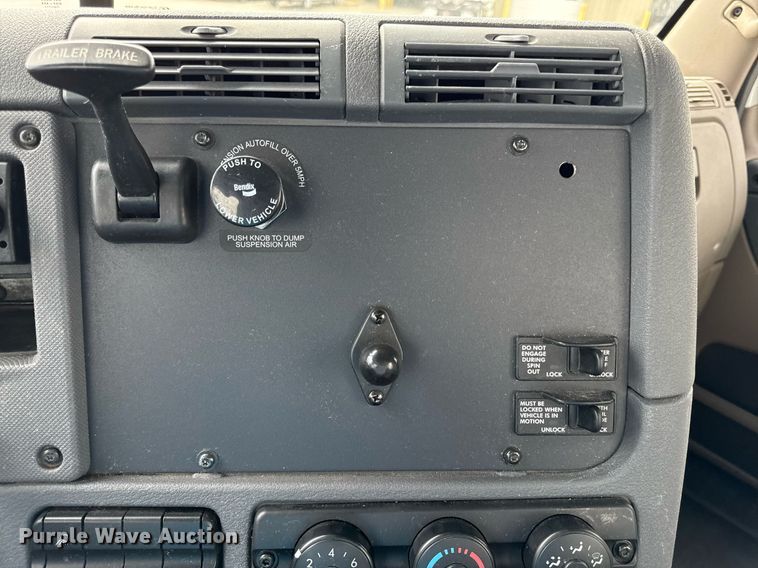 image for item DS4277 2016 Freightliner Cascadia semi truck