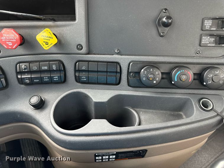 image for item DS4277 2016 Freightliner Cascadia semi truck