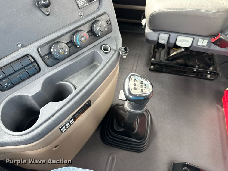 image for item DS4277 2016 Freightliner Cascadia semi truck