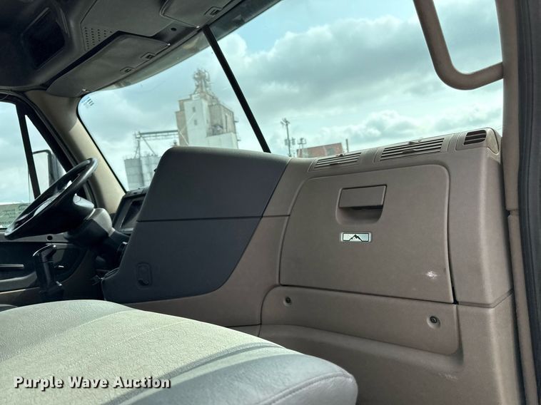 image for item DS4277 2016 Freightliner Cascadia semi truck