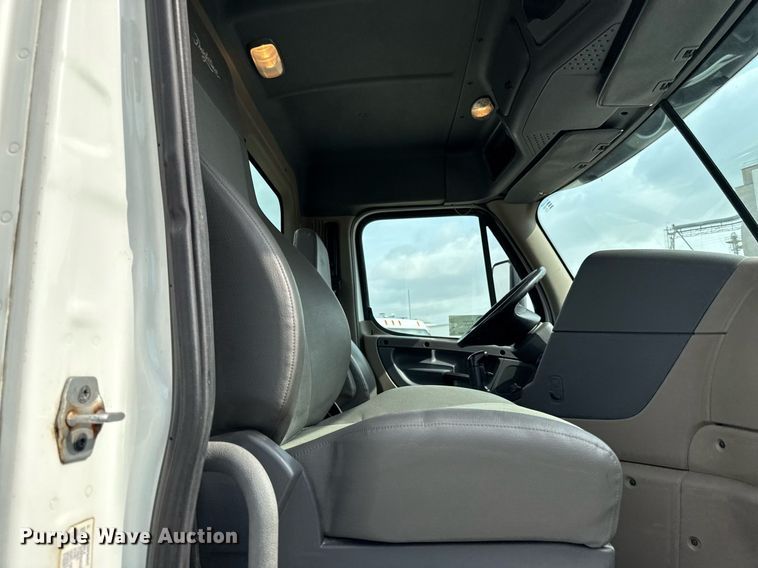 image for item DS4277 2016 Freightliner Cascadia semi truck