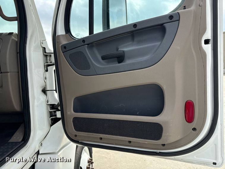 image for item DS4277 2016 Freightliner Cascadia semi truck