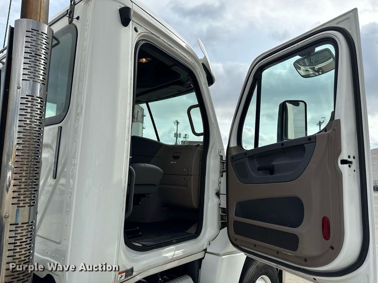 image for item DS4277 2016 Freightliner Cascadia semi truck