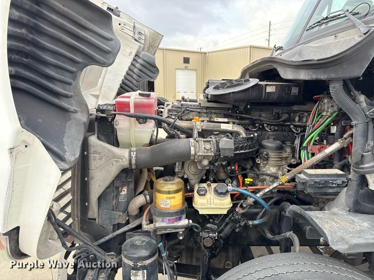 image for item DS4277 2016 Freightliner Cascadia semi truck