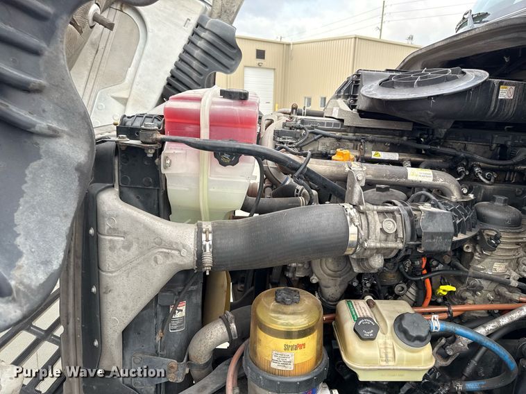 image for item DS4277 2016 Freightliner Cascadia semi truck