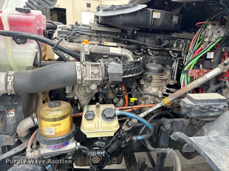 image for item DS4277 2016 Freightliner Cascadia semi truck