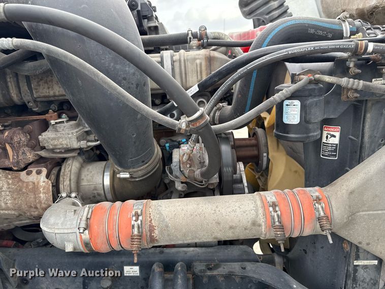 image for item DS4277 2016 Freightliner Cascadia semi truck