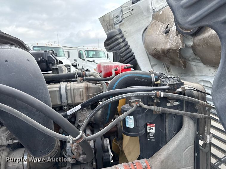 image for item DS4277 2016 Freightliner Cascadia semi truck