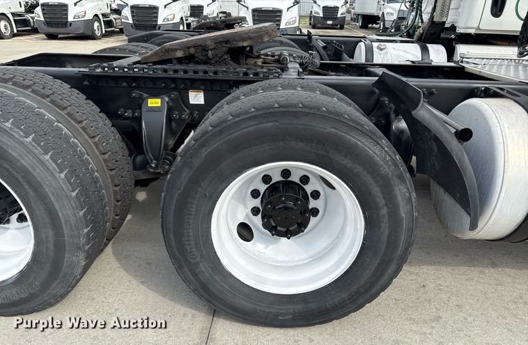 image for item DS4277 2016 Freightliner Cascadia semi truck