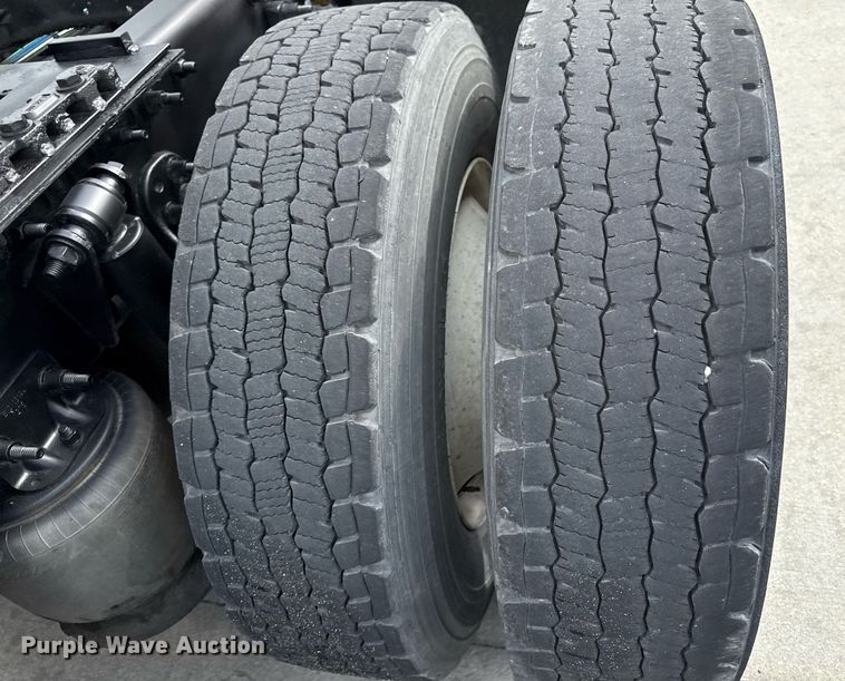 image for item DS4277 2016 Freightliner Cascadia semi truck