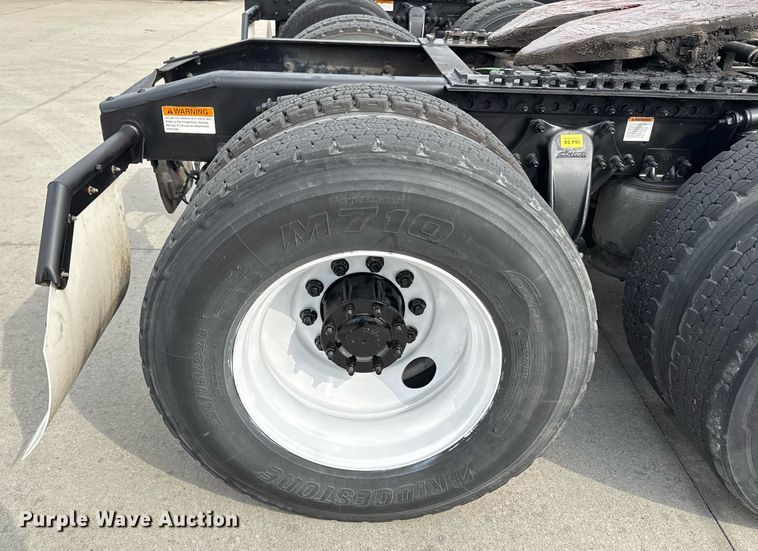 image for item DS4277 2016 Freightliner Cascadia semi truck