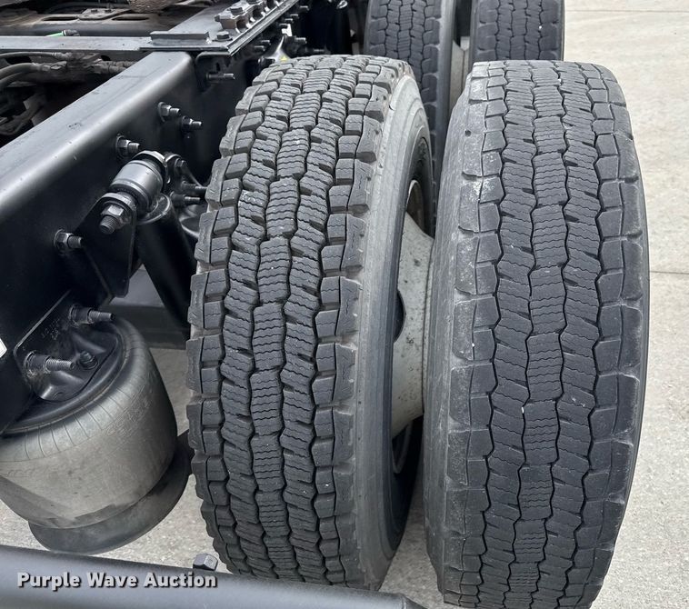 image for item DS4277 2016 Freightliner Cascadia semi truck