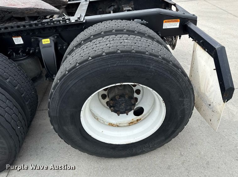 image for item DS4277 2016 Freightliner Cascadia semi truck