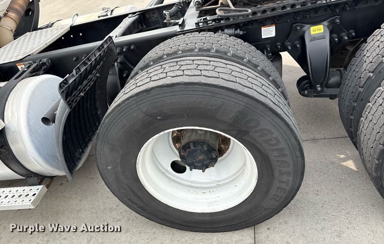 image for item DS4277 2016 Freightliner Cascadia semi truck