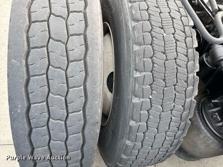 image for item DS4277 2016 Freightliner Cascadia semi truck