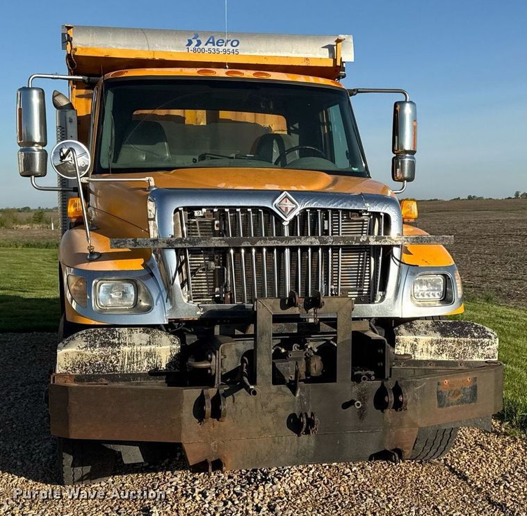 image for item DS4282 2005 International 7400 dump truck