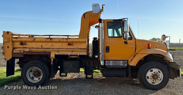 image for item DS4282 2005 International 7400 dump truck