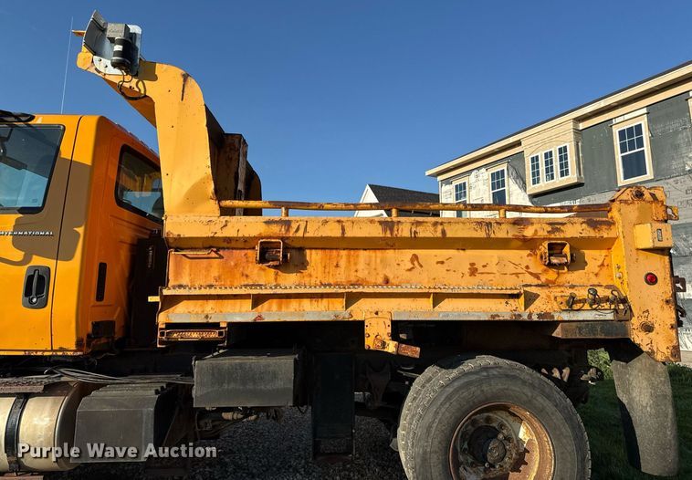image for item DS4282 2005 International 7400 dump truck