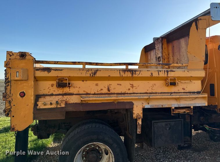 image for item DS4282 2005 International 7400 dump truck