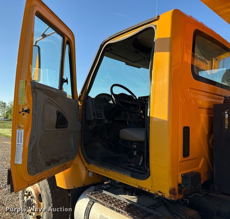 image for item DS4282 2005 International 7400 dump truck