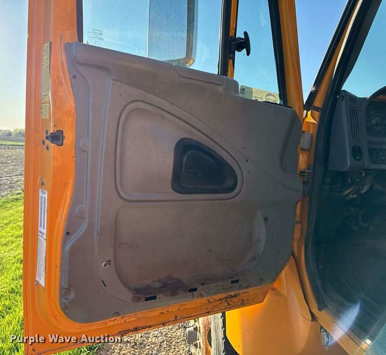 image for item DS4282 2005 International 7400 dump truck