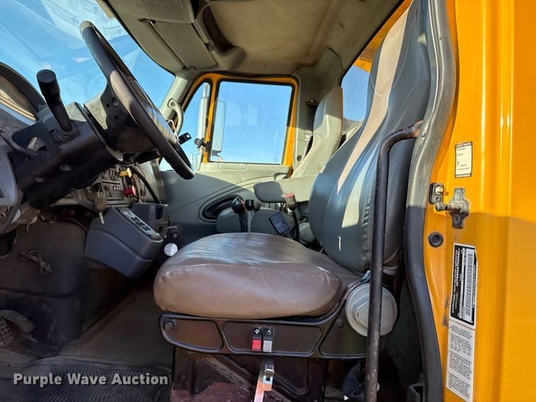 image for item DS4282 2005 International 7400 dump truck