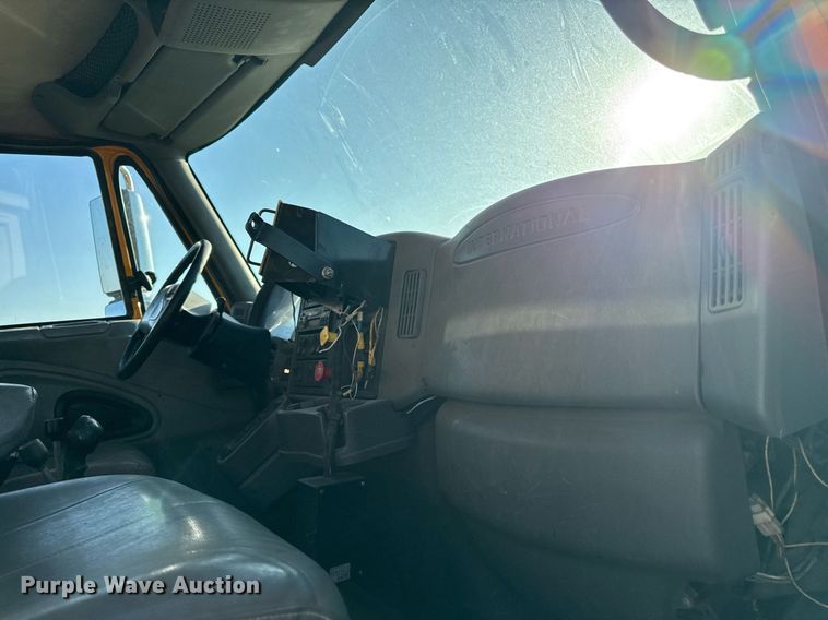 image for item DS4282 2005 International 7400 dump truck