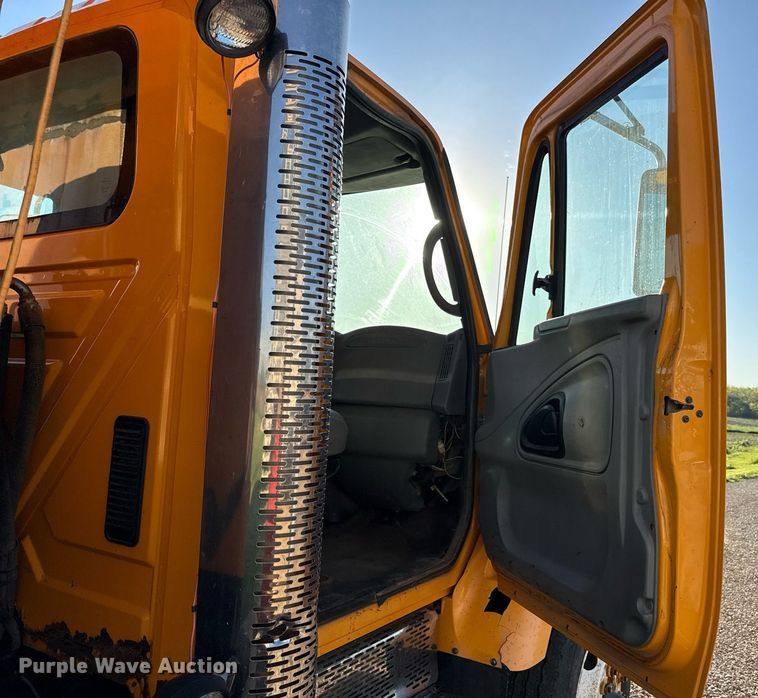 image for item DS4282 2005 International 7400 dump truck