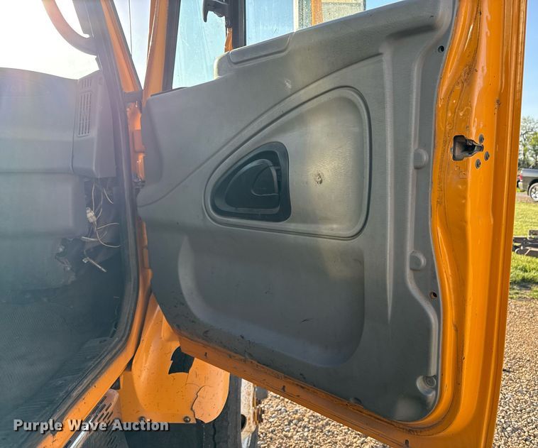 image for item DS4282 2005 International 7400 dump truck