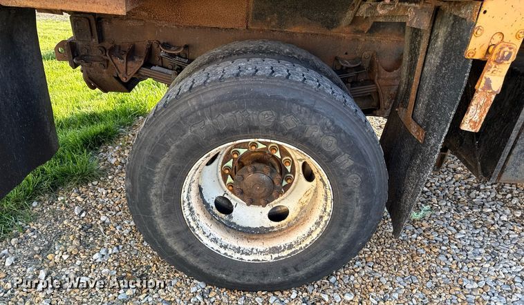 image for item DS4282 2005 International 7400 dump truck