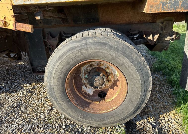 image for item DS4282 2005 International 7400 dump truck