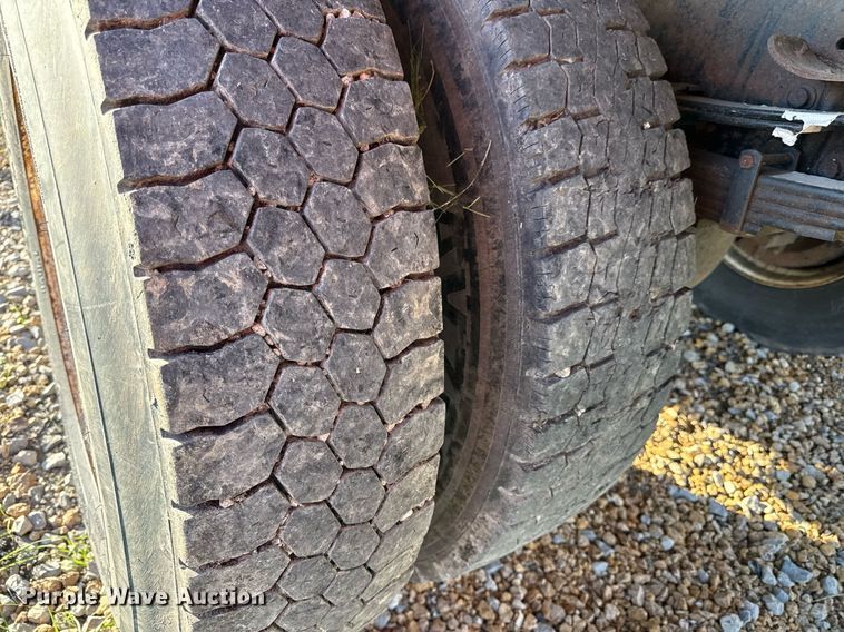 image for item DS4282 2005 International 7400 dump truck