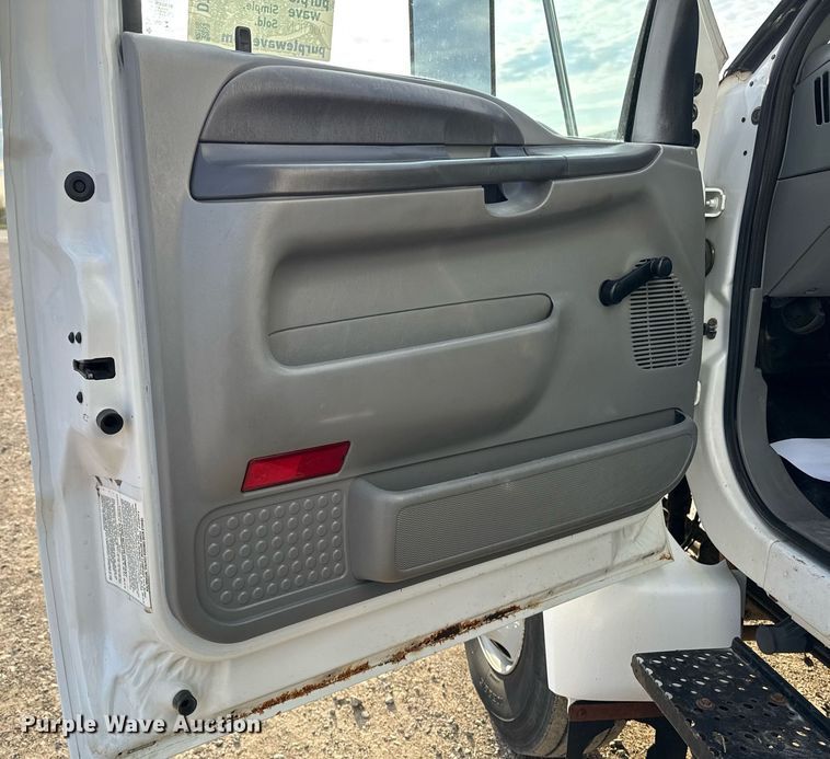 image for item DT0738 2004 Ford F650 Super Duty box truck